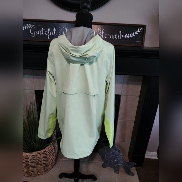 Nike Men's Light Green Jacket - Picture 9 of 12